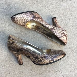 Sofft Eurosoft snakeprint heels